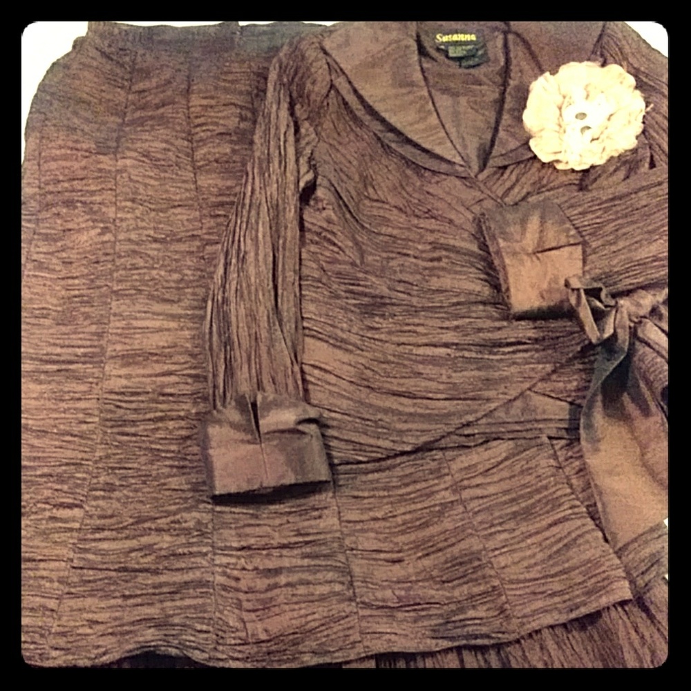 Beautiful chocolate brown crinkly material three-p